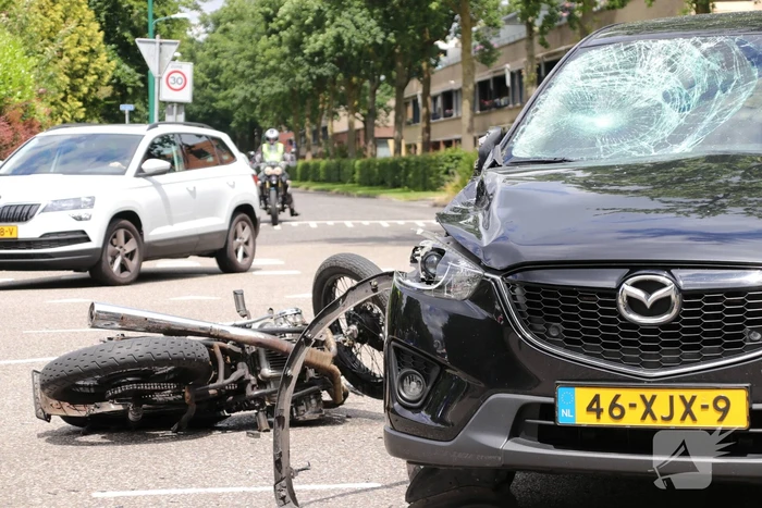 Motorrijder gewond bij botsing met een auto