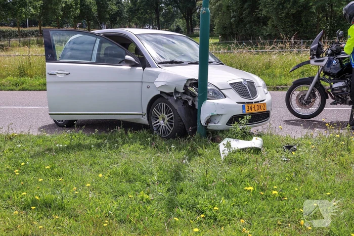Automobilist botst tegen lantaarnpaal