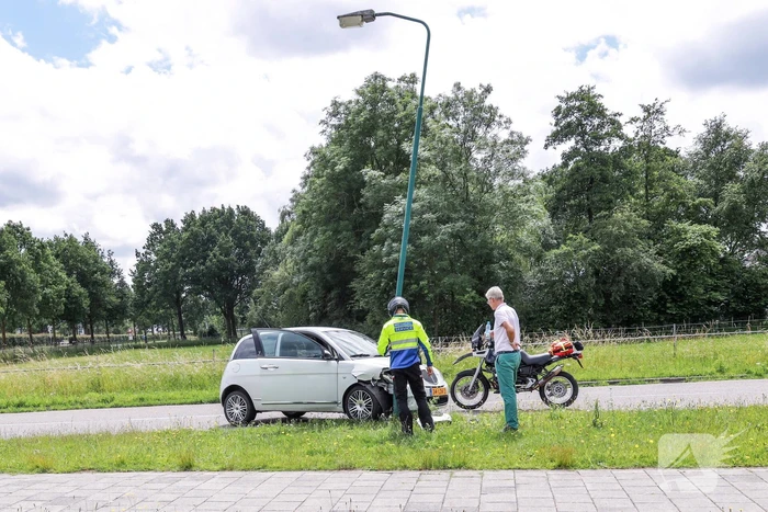 Automobilist botst tegen lantaarnpaal