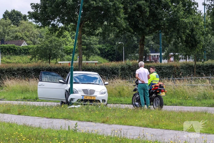 Automobilist botst tegen lantaarnpaal