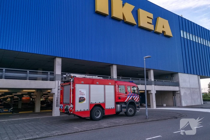 Brandweer oefent met nieuw voertuig bij Ikea