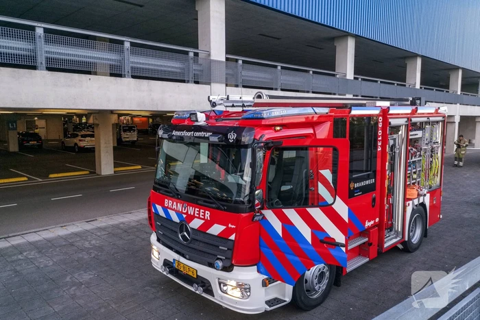 Brandweer oefent met nieuw voertuig bij Ikea