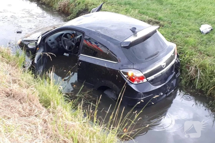 Auto in de sloot