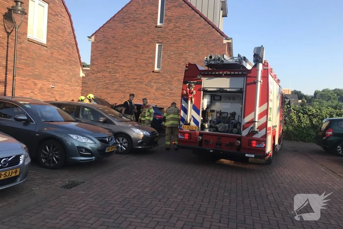 Geparkeerde auto vat vlam