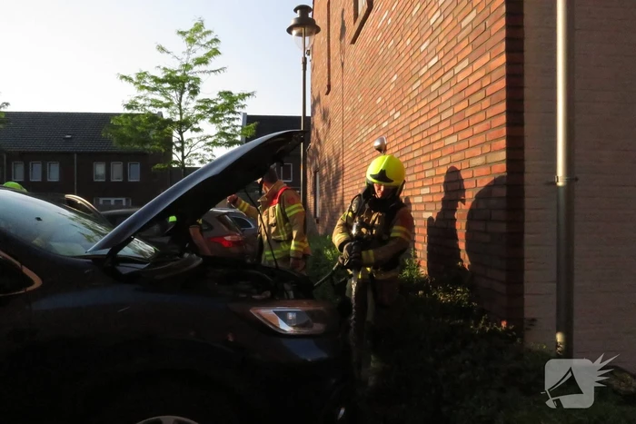 Geparkeerde auto vat vlam