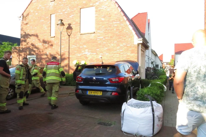 Geparkeerde auto vat vlam