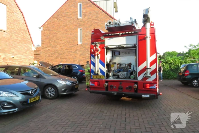 Geparkeerde auto vat vlam