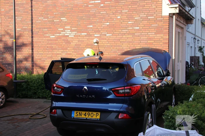 Geparkeerde auto vat vlam