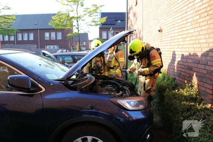 Geparkeerde auto vat vlam
