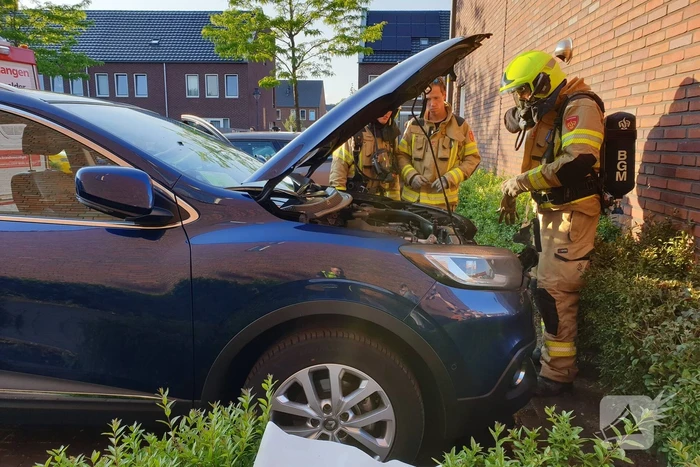Geparkeerde auto vat vlam