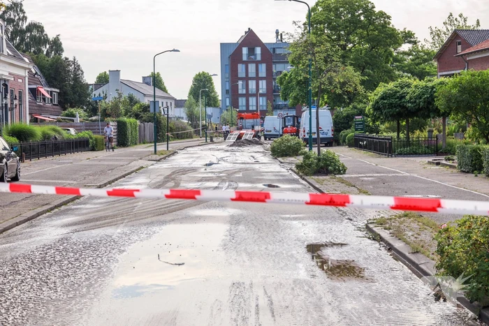 Straat blank na gesprongen waterleiding