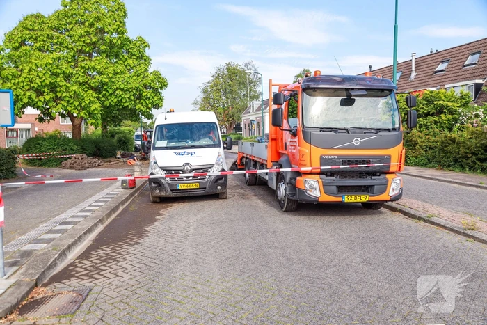 Straat blank na gesprongen waterleiding