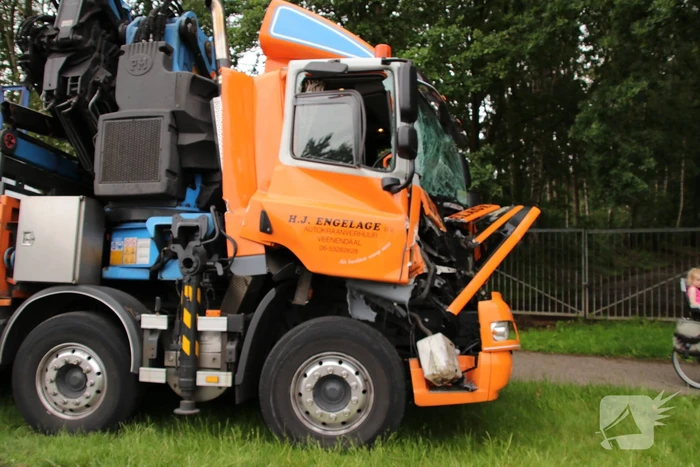 Vrachtwagen total loss na kopstaart botsing