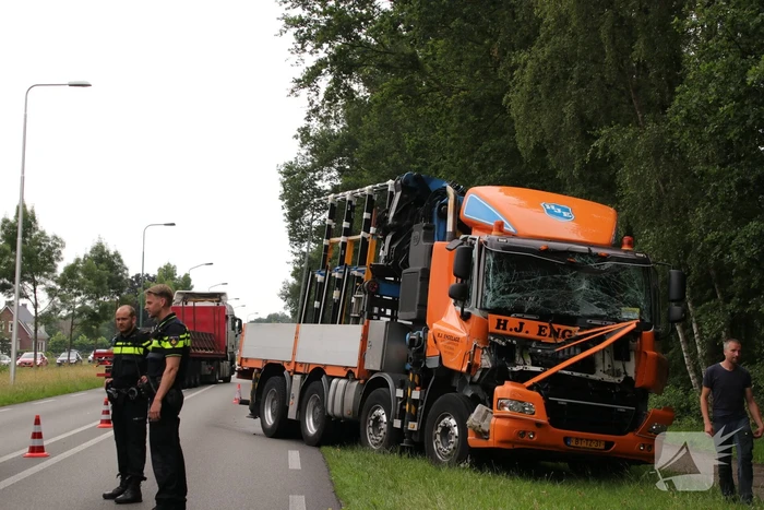Vrachtwagen total loss na kopstaart botsing