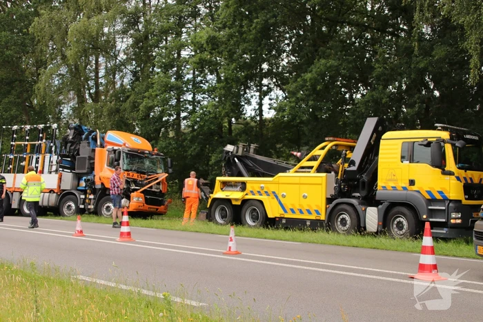 Vrachtwagen total loss na kopstaart botsing