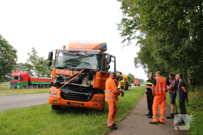 Vrachtwagen total loss na kopstaart botsing