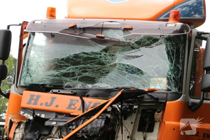 Vrachtwagen total loss na kopstaart botsing
