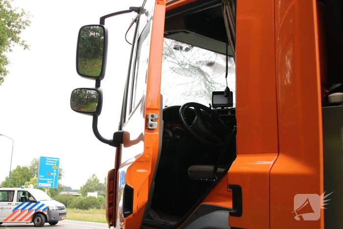 Vrachtwagen total loss na kopstaart botsing