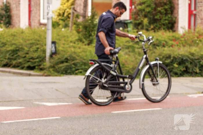 Scooterrijder en fietser botsen