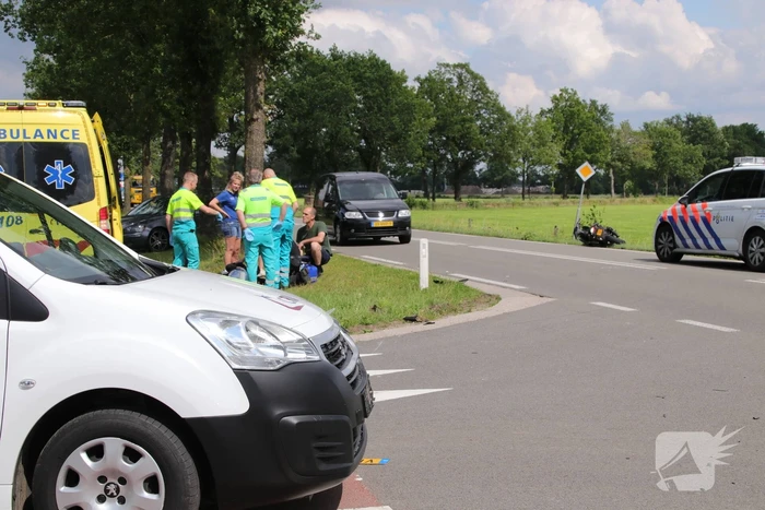 Auto komt in botsing met brommer