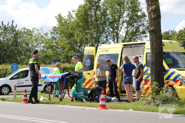 Auto komt in botsing met brommer
