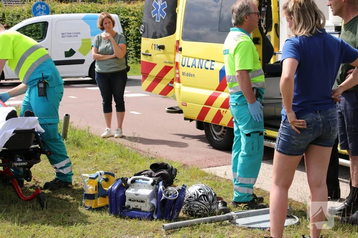 Auto komt in botsing met brommer