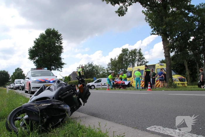 Auto komt in botsing met brommer