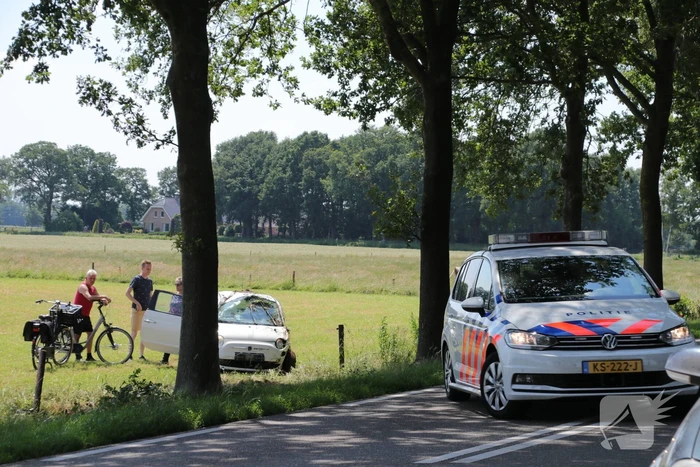 Auto raakt van de weg