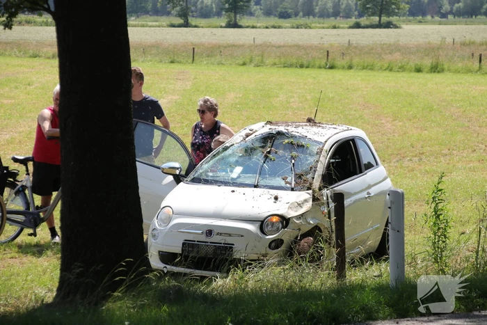 Auto raakt van de weg