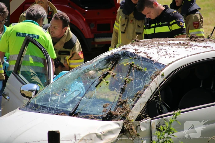 Auto raakt van de weg