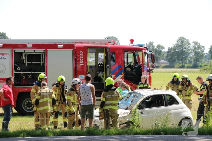 Auto raakt van de weg