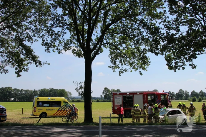 Auto raakt van de weg