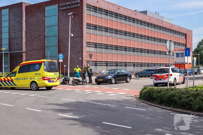Overstekende brommer botst op auto