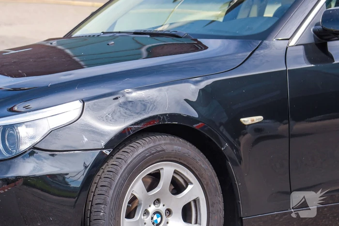 Overstekende brommer botst op auto