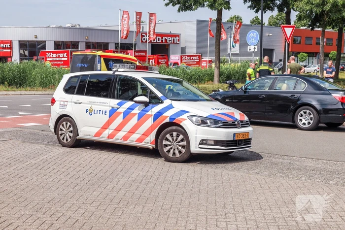 Overstekende brommer botst op auto