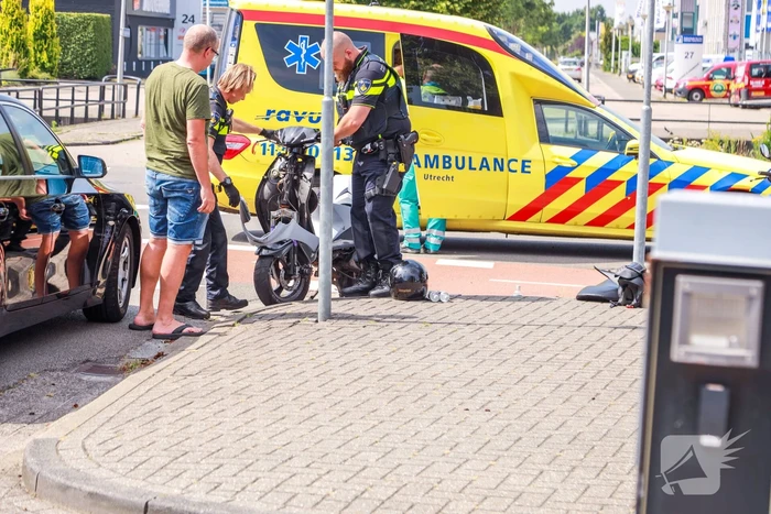 Overstekende brommer botst op auto
