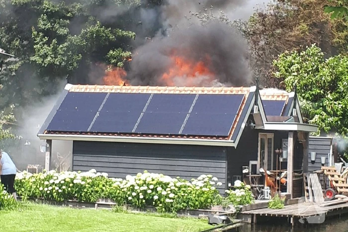 Uitslaande brand verwoest schuur