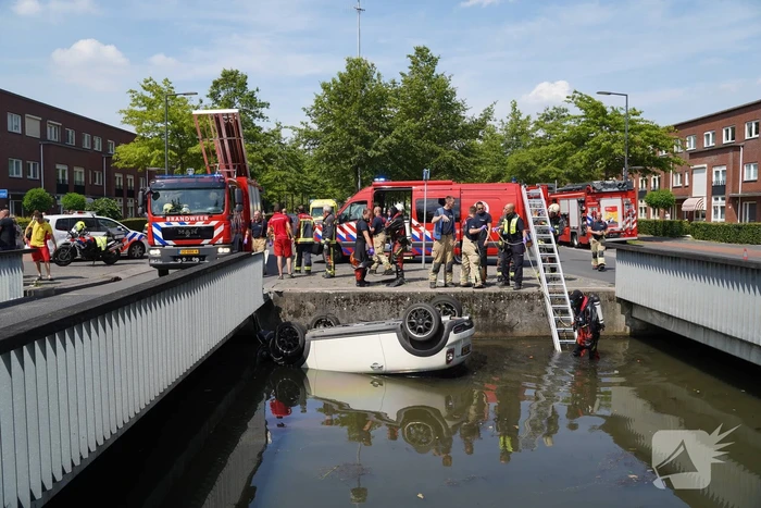 Twee gewonden nadat auto in de sloot beland