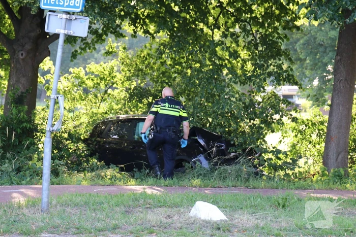 Auto uit de bocht gevlogen
