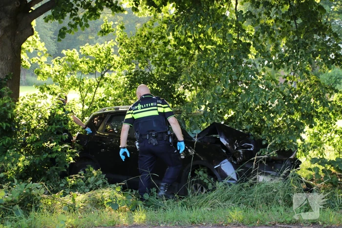 Auto uit de bocht gevlogen