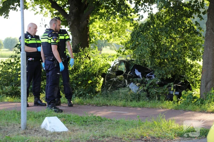Auto uit de bocht gevlogen