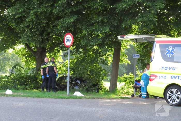 Auto uit de bocht gevlogen