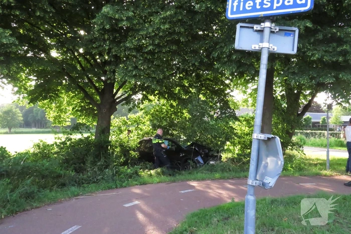 Auto uit de bocht gevlogen