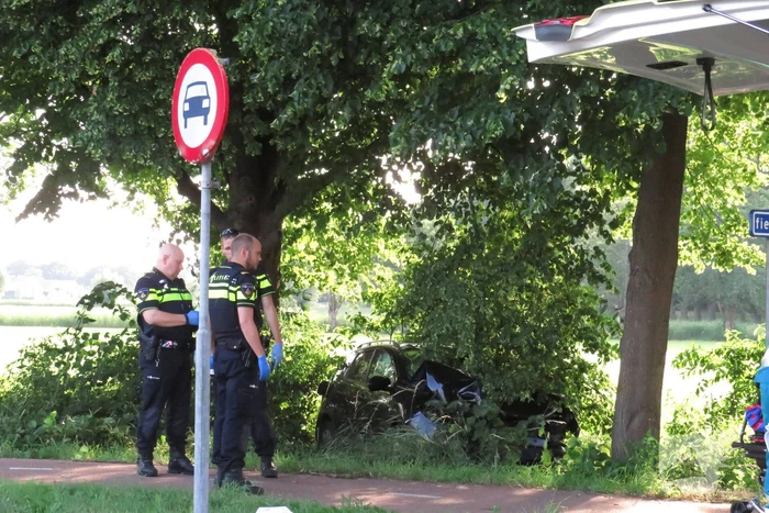 Auto uit de bocht gevlogen