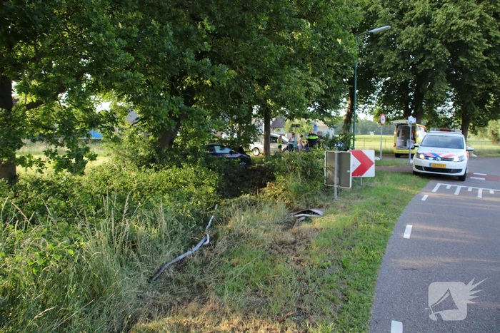 Auto uit de bocht gevlogen