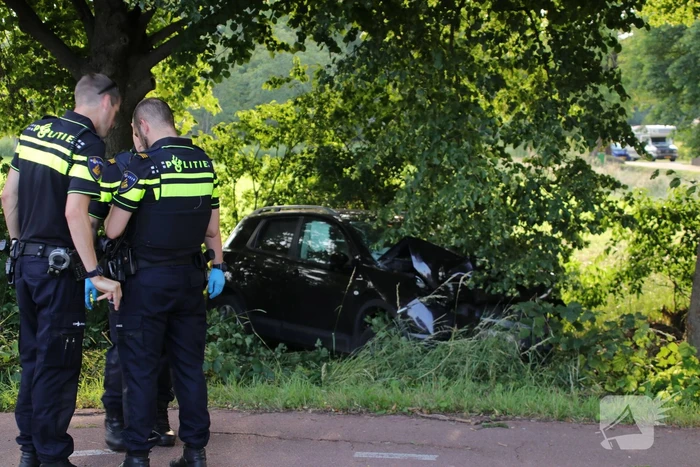 Auto uit de bocht gevlogen