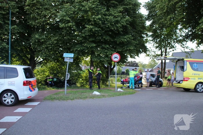 Auto uit de bocht gevlogen