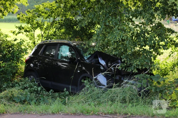 Auto uit de bocht gevlogen