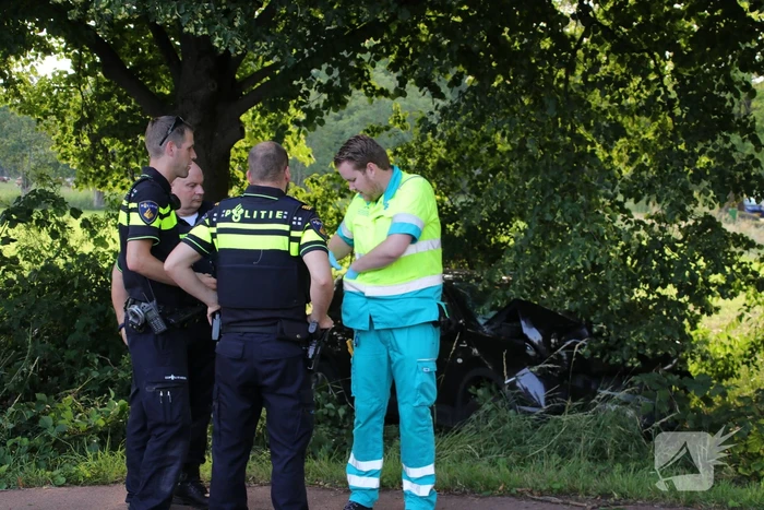 Auto uit de bocht gevlogen
