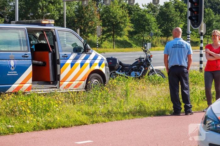 Marechaussee bus knalt op motorrijder